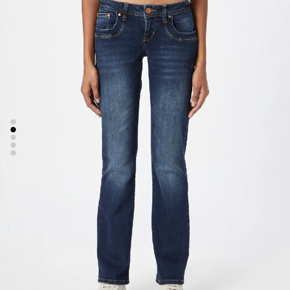 Säljer dessa blåa jeans från Ltb som inte fall mig på smaken💕 Inga defekter! Slutsålda på nätet💗 köpt för 799kr. Jeans & Byxor.