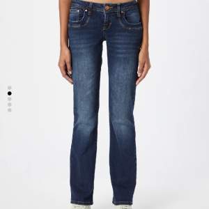 Säljer dessa blåa jeans från Ltb som inte fall mig på smaken💕 Inga defekter! Slutsålda på nätet💗 köpt för 799kr