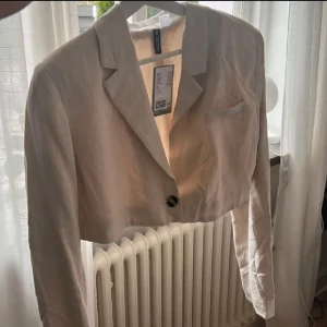 Kroppad kavaj! - Ifrån h&m, aldrig använd med lappar kvar!