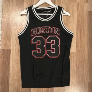 Basketlinne - Basketlinne från shirts 2000. Storlek S men stor i storlek så passar M. Inga fläckar men tyvärr har trycket lossnat lite. Annars inga fel! 🔥
