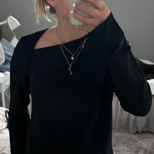 Svart glittrig tröja - Köpt på Sellpy. Tröjan är svart med glitter