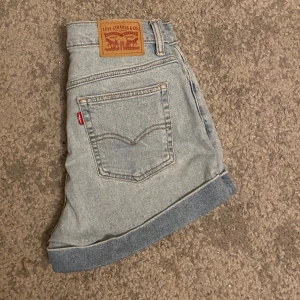 Jeansshorts - Fina jeansshorts från Levis! W: 26 