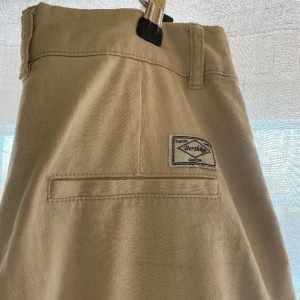  Beiga byxor från Bershka i bra skick  - Beiga byxor från Bershka i storlek 36 är lite liten i storleken så skulle rekommendera till en 34:a. Dem är kortare i längden. Använda men dem är i super bra skick👍🏼😊