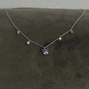 Helt nytt silver halsband 😍 - Helt nytt silver halsband i äkta silver (s925) super gulligt med en 🦋 och små söta förgade stenar 😍 passar som present till tjejen på alla hjärtans dag🤌🏽💌☺️❤️
