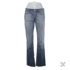 7 for all mankind  - Modell: lowwaist bootcut/ straight  Jättefint skick med många fina detaljer 💕 Midja: 40 Gren: 18 Innerben: 83 