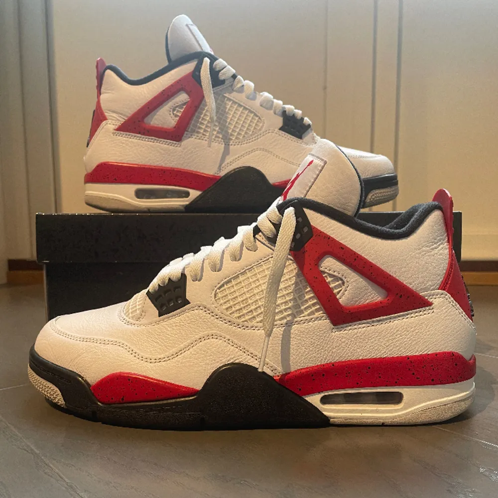 Ett par knappt använda Jordan 4 Retro Red Cement Storlek EU 44,5 Köpt via Nike Skickar mer bilder vid intresse . Skor.