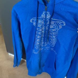 Rhinestone hoodie - Superfin rhinestone hoodie som inte kommer till användning. Den är använd några gånger men är i superfint skick. 💕