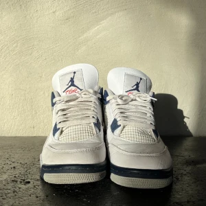 Jordan 4  - Säljer ett par Jordan 4 midnight navy då de inte passar. De är storlek 44eu och har använts fåtal gånger. De kommer med sko lådan.     Skriv dm för fler bilder 