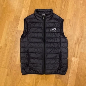 EA7 Väst - Tja säljer denna ass feta EA7 väst som är i topp schick! Ny pris 1200-1500, 600kr i pris men kan diskuteras vid snabb affär!