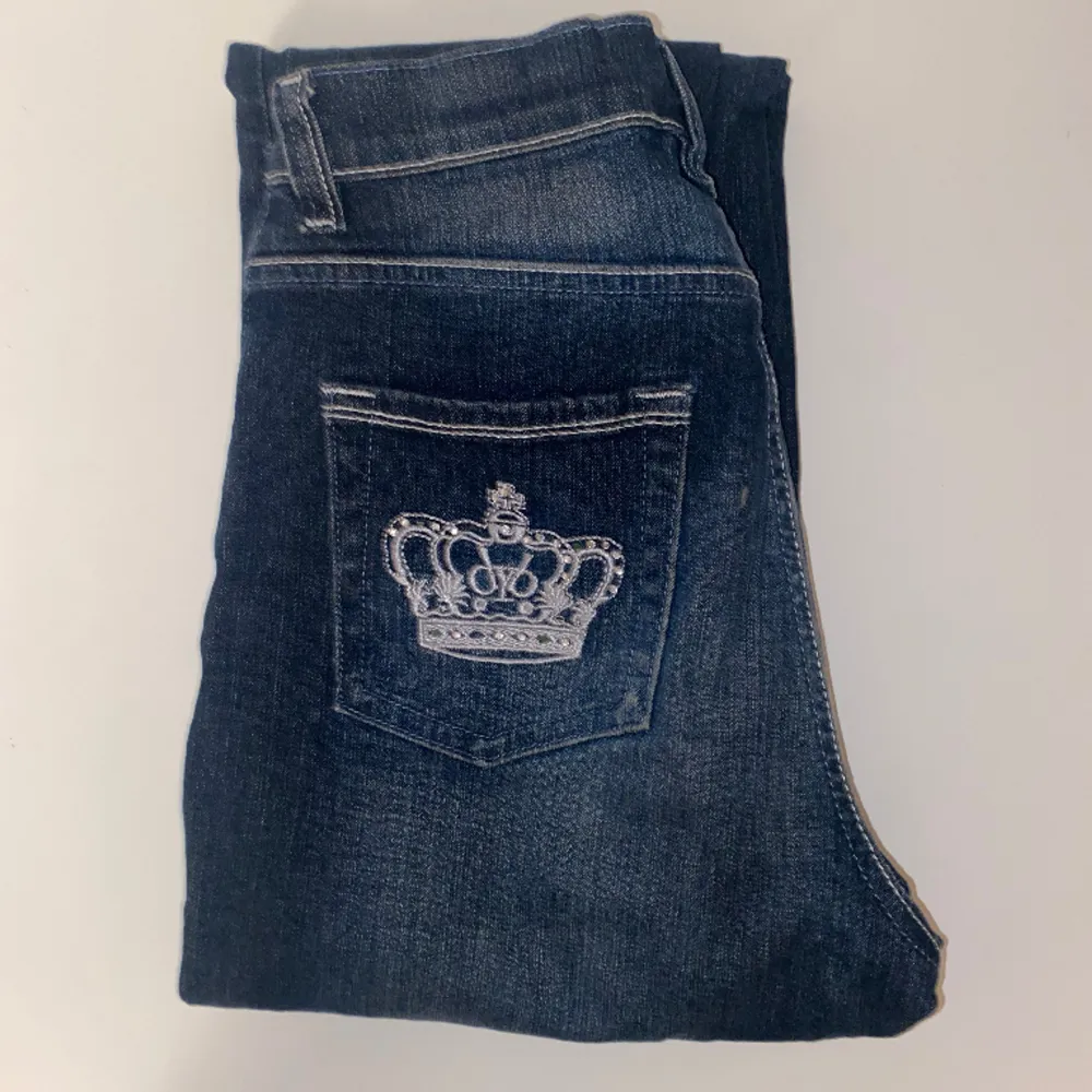 Jätte fina bootcut jeans från Victoria Beckham💕💕 Midjemått tvärs över:  31 cm innerbenslängd: 72cm  Skriv för mer frågor💞. Jeans & Byxor.
