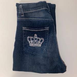 Jätte fina bootcut jeans från Victoria Beckham💕💕 Midjemått tvärs över:  31 cm innerbenslängd: 72cm  Skriv för mer frågor💞