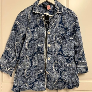 Pyjamas - Pyjamas-set från Ralph Lauren💙 Helt oanvänd med lappen kvar. Byxor+skjorta. Ifall man bara skulle vilja antingen skjortan eller byxorna är det bara att skriva så får man det för billigare pris, bara att skriva för mer bilder💓