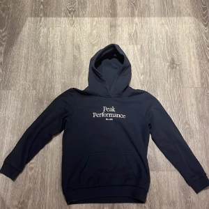 Peak Performance hoodie - Snygg hoodie från Peak Performance. Använd men i väldigt bra skick. Barnstorlek 160. Skriv vid frågor! Nypris 700 kr