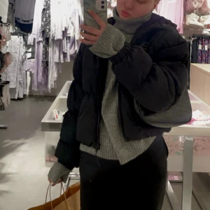 grå stickad tröja, h&m 🩶 - säljer denna mysiga, fina, gråa stickade tröjan köpt från h&m för 199kr! använd ca 2-3 gånger, så nästan nyskick!   storlek xs men passar även s 🩶