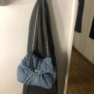Väska  - Säljer denna jätte fina väska för har köpte en ny väska så den kom inte till användning mer 💕bra skick 💕ny pris 800kr💕pris kan diskuteras 