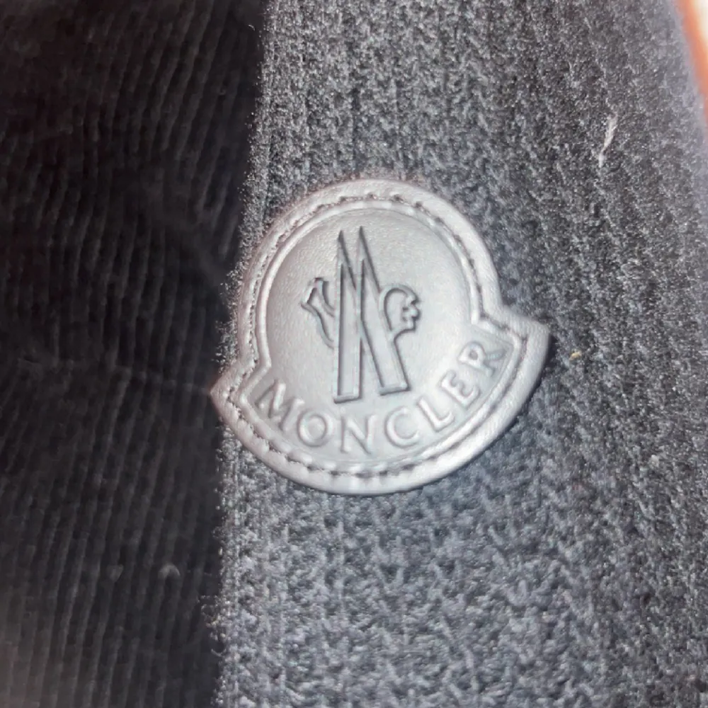 Säljer nu min moncler jacket manchester riktigt skön o ha på sig använd 3 gånger köpt på nk i Göteborg kvitto finns så det är bara och fråga om det.Sicka bara ett dm så kan vi diskutera om ett pris Sicka ett dm om bättre bilder . Jackor.