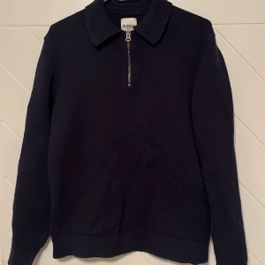 Dobber zip tröja - En fin zip tröja i riktig bra skick och  knappt använd, 9/10 skick. En trendig och bekväm tröja! Tröjan är lite skrynklig på bilderna men det går ju till sig när man tvättar den eller steamar den! Tröjan är köpt för 799! Är öppen för snabb affär!