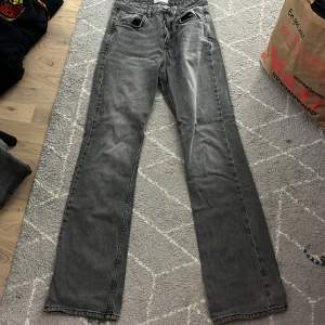 Gråa jeans från Gina perfect jeans. Använt fåtal gånger. Köpt för 500