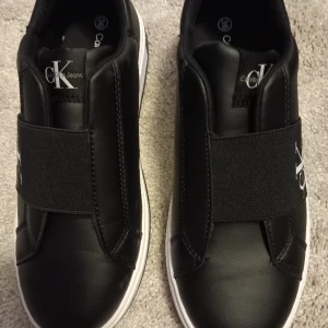 Calvin klein  - Helt ny skor.  Väldigt skönt och praktisk  Aldrig använt 