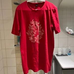 Alexander McQueen  - Säljer min snygga Alexander McQueen tee. Nypris runt 3 lax. Har knappt använt den. Skick 9/10. Priset kan diskutera vid snabb affär. Hör av dig för mer frågor!
