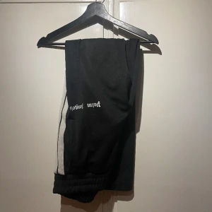 Palm angels byxor - Tjena säljer mina äkta Palm Angels byxor lite riva i bak på byxorna men inget märkvärdigt Pris kan diskuteras 