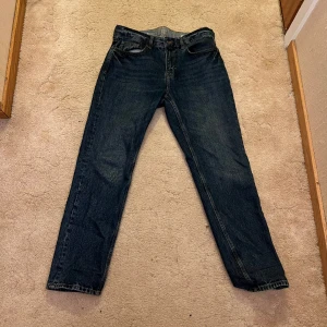 Mörkblåa jeans från Esperit  - Riktigt feta jeans från Esperit 🙌🏼 Endast använda 3 gånger. Köpta på Nordstan i Göteborg ⚡️Straight fit, storlek 30/32. Nypris runt 1200. Tveka inte att kontakta mig om du har frågor eller liknande 