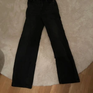 Svarta jeans - Svarta jeans med hög midja, bra skick💞