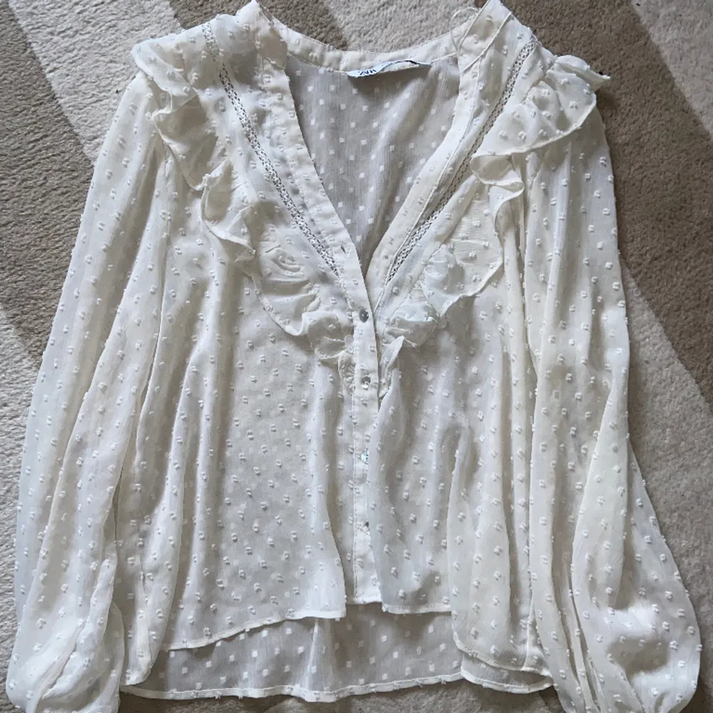 Jag säljer den här fina Zara blusen då den inte kommer till användning! Första knappen har trillat av (bild 2) men sitter frf fint💓 hör av dig för mer info. Blusar.