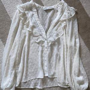 Jag säljer den här fina Zara blusen då den inte kommer till användning! Första knappen har trillat av (bild 2) men sitter frf fint💓 hör av dig för mer info