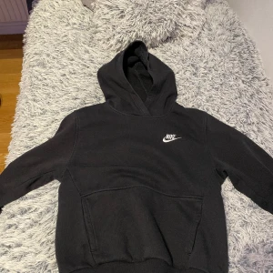 Nike Hoodie - Har använt den runt 10 gånger den är i bra skick 