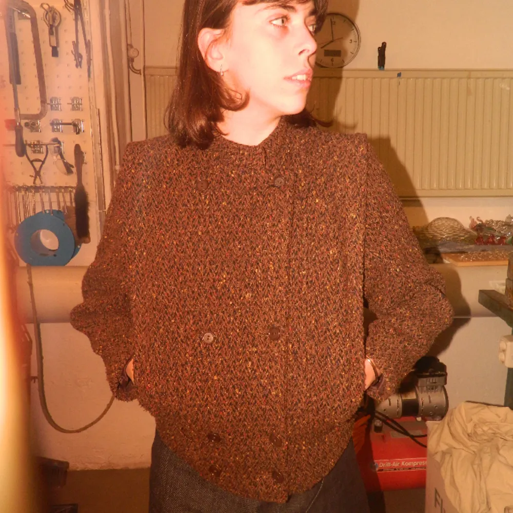 En brun jacka med knappar, krage, axlar och fickor.  Originellt från h&m  Perfekt till våren  Storlek 36 (S). Jackor.