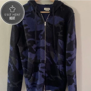 Zadig & Voltaire  - Tja, säljer sena as feta Zadig hoodien i storlek s men passar m! Skick 9/10, inga defekter! Hör av dig vid frågor eller funderingar!