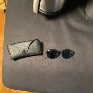 Rayband solglasögon - Fodral samt glasögon, knappen till fodralet är sönder men går ändå att stänga