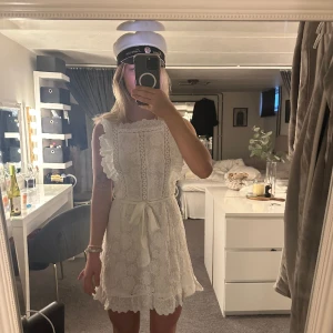 Vit spetsklänning!  - Säljer nu min super söta klänning, använd 1 gång och är i super bra skick! Parfekt till student Eller andra högtider💗FRI FRAKT, pris kan diskuteras 💗