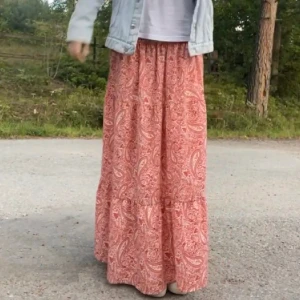 Zara långkjol - Säljer min superfina långkjol från Zara!! Storlek S men passar nog M också. Inga defekter!!💓