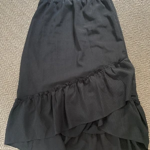 Volang kjol - Storlek S Monki midi kjol Använd fåtal gånger 