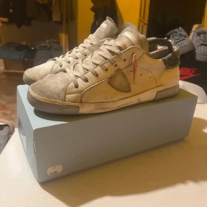 Philippe model  - Tja säljer mina schyssta Philppe model skor i storlek 46 skorna är rätt så slitna 