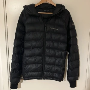 Peak performance jacka - Tja, säljer nu min peak jacka som ej kommer till använding köpt för cirka 2500 men nu var det dags att bli av med denna skicket på jackan är 8,5/10 med en deffekt det ser ni på sista bilden vid frågor eller funderingar är det bara att skriva i pm😁