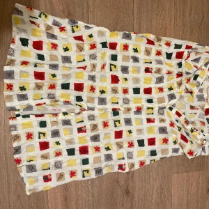 Kjol  - Köpt på secondhand och saknar två knappar 