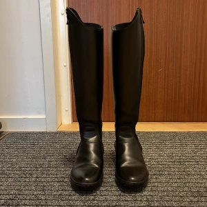 Ridstövlar  - Nu säljer jag mina ridstövlar på grund av att jag tyvärr har växt ur dem. Men eftersom dem är i nytt skick och har knappt varit använda så är det synd att slänga. De har ett veck under skon för stigbyglar. Köparen står för frakt.