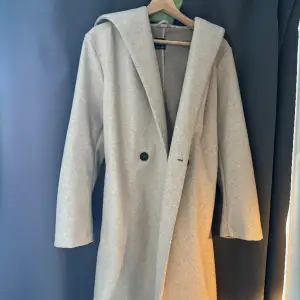 Super fin beige kappa ifrån zara som jag inte använder längre, använd fåtal gånger, skriv för fler bilder❤️pris kan diskuteras❤️nypris 600