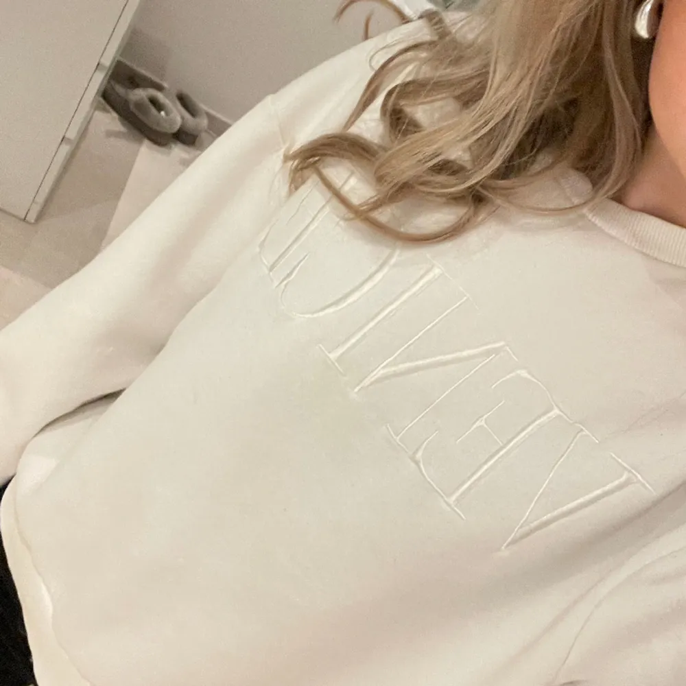 Sweatshirt från Gina Tricot, några enstaka noppror på något ställe men i väldigt fint skick! Fin tröja i övrigt också 😍☀️. Tröjor & Koftor.