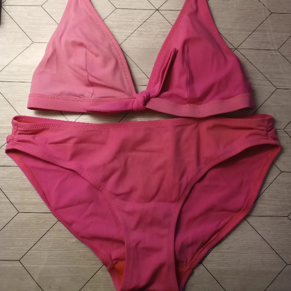 Säljer detta rosa bikinisettet. Storleken står inte, men den passar mig som har storlek S. Köparen står för frakten! . Övrigt.