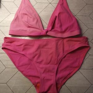 Rosa bikini  - Säljer detta rosa bikinisettet. Storleken står inte, men den passar mig som har storlek S. Köparen står för frakten! 