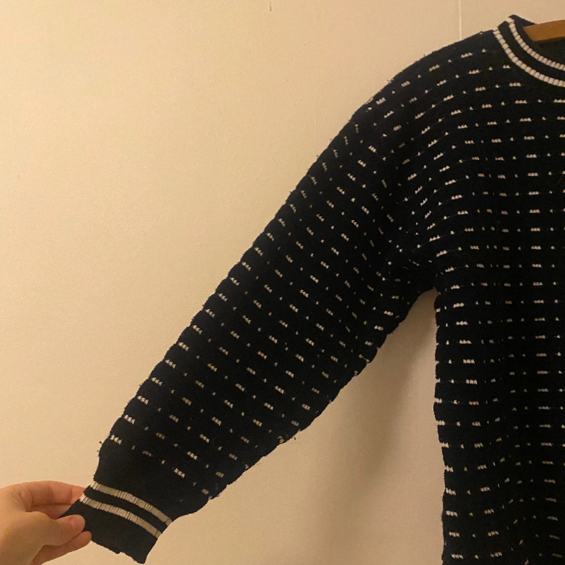 Fin stickad mörkblå tröja.  - 90