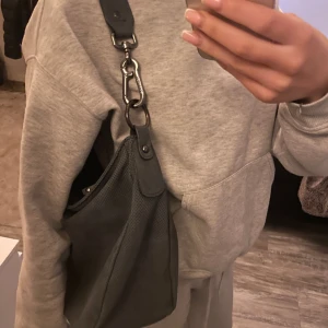 Surifrey väska  - Hej! Säljer denna sjukt snygga blåa väska ifrån surifrey, den är några skavanker och även några fläckar inuti men annars i jätte fint skick, skriv för fler bilder!🥰 Nypris 655kr, kom gärna med egna prisförslag! 