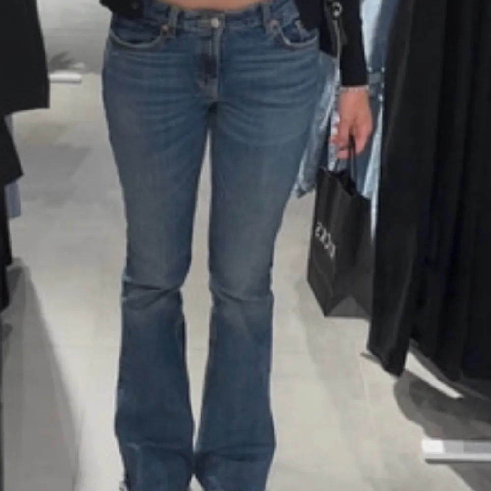 Ett par zara jeans som jag ej använder längre har en kurs defekt där nere då det är lite långa för mig men det syns nästan inte 🌟. Jeans & Byxor.