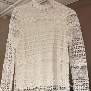 Blus med spets - Superfin blus med spets! Inga fläckar, lättvättat plagg med två lager textil. 