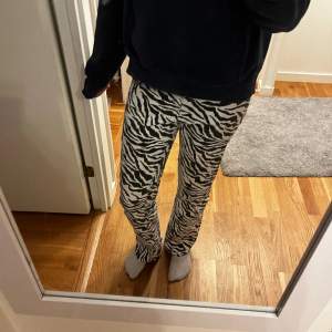 Så fina zebra byxor köpte på Vinted! Är i storlek 34 och är bra i längden på mig som är 165, de är uppsprättade där nere.   Kom privat för fler bilder!💞💞