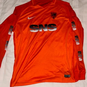 Nike Sns fotboll Jersey 1of1 - Sneakers n stuff 1of1 fotboll Jersey knappt aldrig använt  Kan ha som en oversized tröja